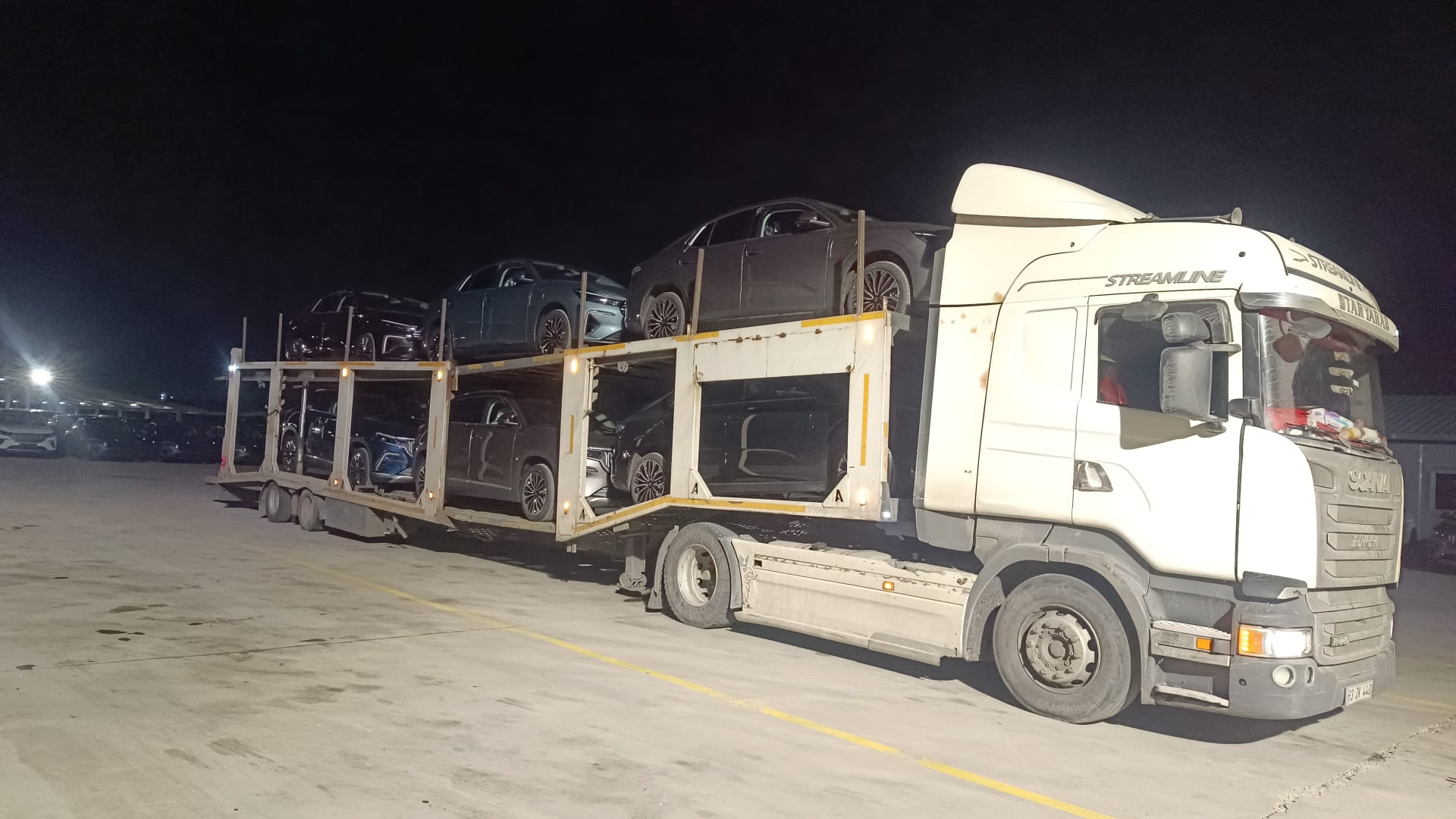 Dervişoğlu Lojistik araç taşıyıcı - gece görünümü